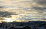 (Foto: Sonnenaufgang. Die Wolken zeugen von starkem Wind und großen Turbulenzen in der Höhe. Auch Lentis sind angedeutet.)