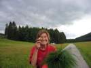 (Foto: Gisela prsentiert unseren ersten Pilzfund dieses Jahres: Ein Sommersteinpilz)