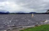 (Foto: Surfer auf dem Hopfensee. Gischt.)