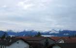 Foto: früher Morgen, die Berge sind verschneit.