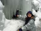 [Foto: Celine vor Eiszapfen]