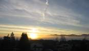 Foto: Die Sonne lsst die Nebeloberkante leuchten