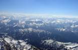 Foto: links hinten die Stubaier Alpen, davor (hinterm Plansee) der Danielkamm, 
in der Mitte hinten die Ötztaler Alpen,
rechts davor die lange Mauer der Heiterwand.