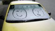 Foto: 2 Gesichter, in Schnee gemalt