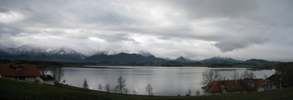 Foto: Schauerwetter am Alpenrand - Blick bern Hopfensee