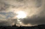 Foto: tiefe, verwirbelte Wolken im Gegenlicht