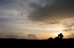 Foto: Sonnenuntergang. Am Horizont schieen Wolken hoch.