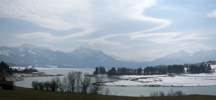 Fotos: fette Fhnwolken, Eisschollen im halbleeren Forggensee, Klippe und aufgewhltes Wasser