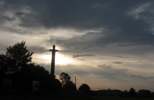 Foto: Römerkreuz bei Roßhaupten gegen die untergehende Sonne