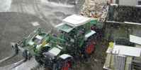 Foto: Traktor im Schneefall