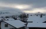 Foto: Berge zwischen Wolkenschichten