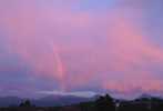 Foto: rote Wolken, Regenbogen