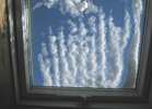 Foto: Schneestreifen am Dachfenster