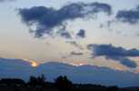 Foto: leuchtende Wolkenkante bei Sonnenaufgang